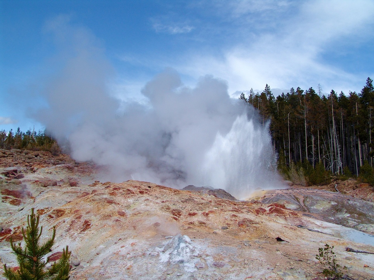 Steamboat geyser, yellowstone, wyoming — Experience the Future of Crypto Management with Ledger Live